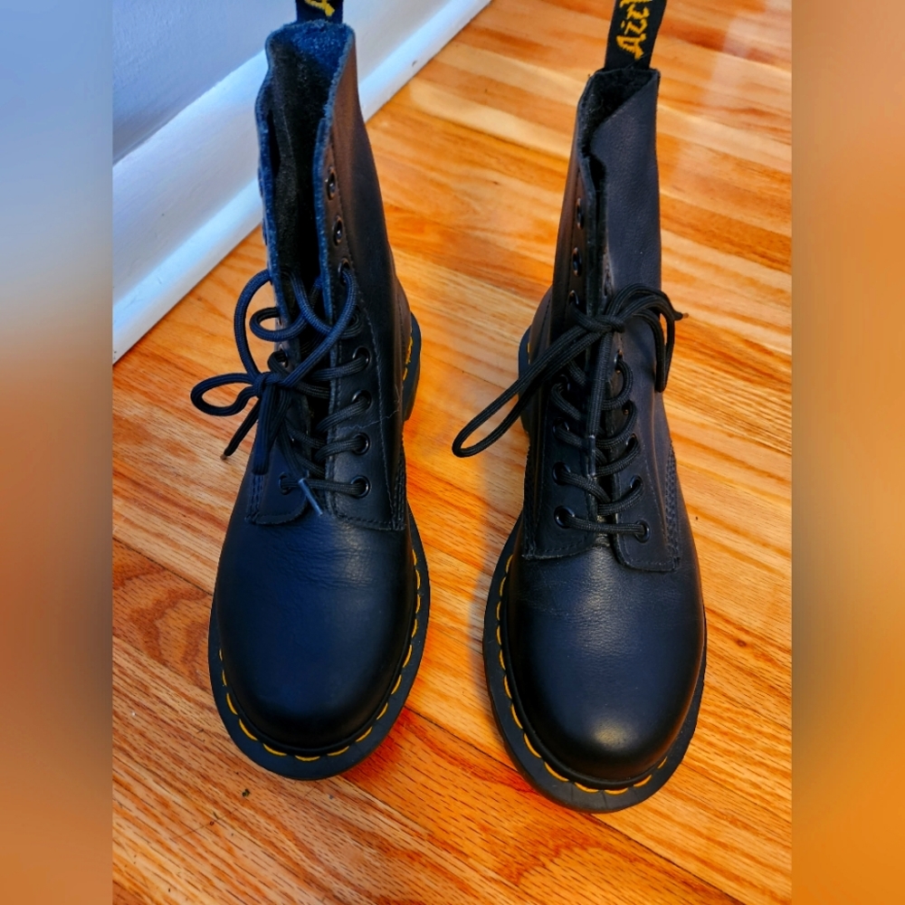 Dr. Marten Air Wair Women's size 7 1460 Pascal